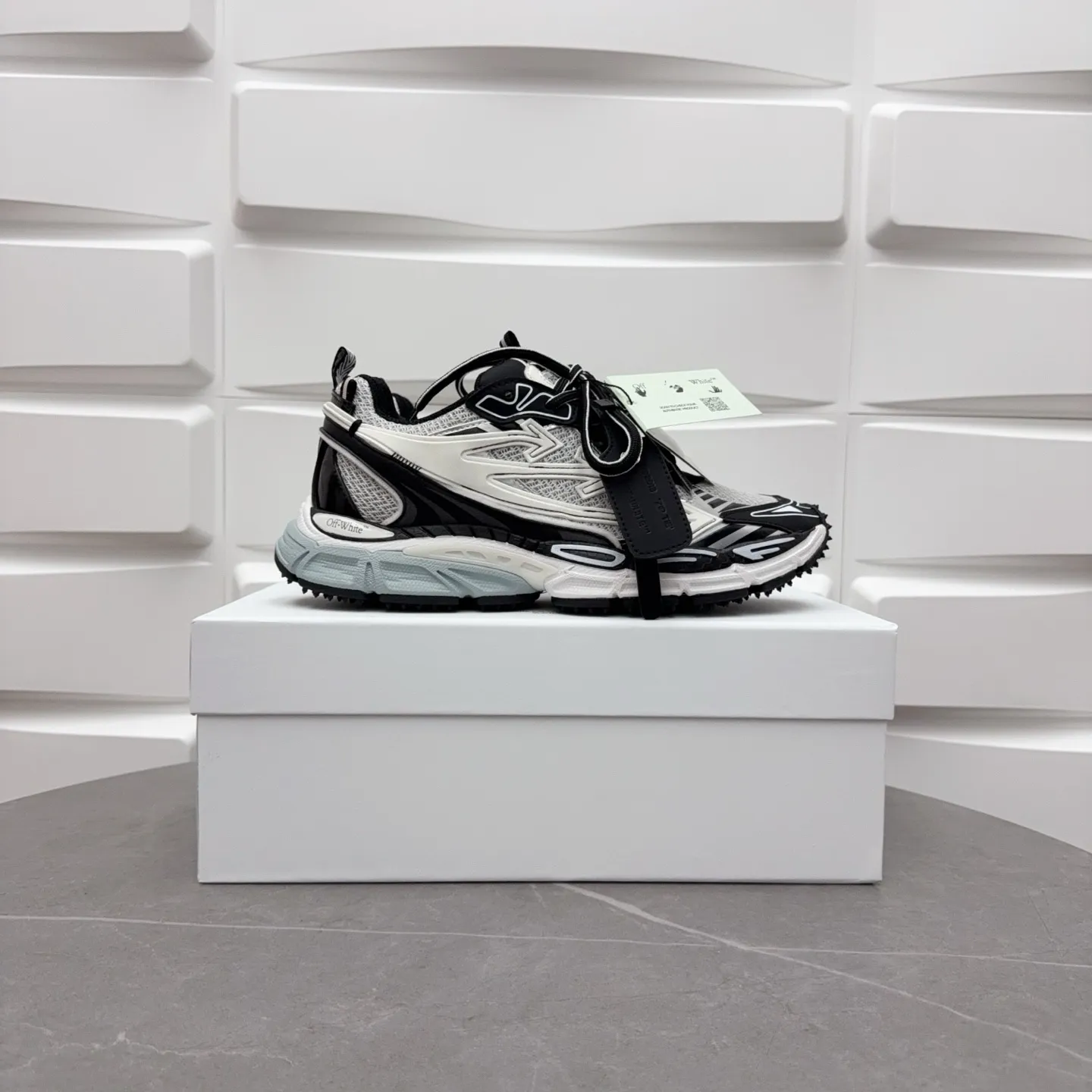 【off- white】P: 720💰Couple style👫, Size: 35-44 (Male 38.45.46 custom-made) High-quality version👊"Out of office" series original mold opening, original lasting, production process 1:1 original version ➰OFF GREY) OFF-WHITE Be Right Back Couple style👫Round toe lace-up arrow pattern low-top lifestyle casual shoes green. A running shoe called the "Be Right Back" sneaker. The design of this sneaker is inspired by Japanese sports aesthetics and craftsmanship, with running performance and principles at its core.